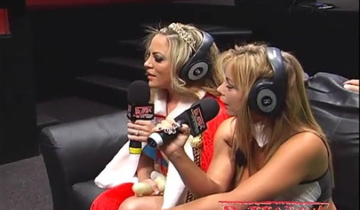 Una emisora de radio se pone picante al emitir en directo a dos lesbianas gimiendo mientras tienen sexo.
