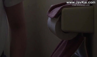 Acción con los dedos, lamidas de coño y manoseos de tetas en una ardiente sesión de sexo lésbico asiático.