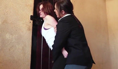 Due splendide ragazze stanno facendo sesso lesbico su un pony e ne vogliono sempre di più.