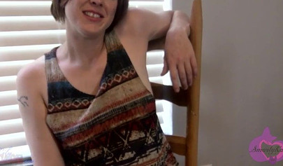 Essa tia sabe como seduzir a sobrinha para uma transa lésbica quente com strap-on.
