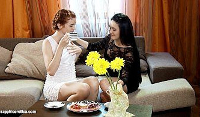 Zwei Freundinnen treffen sich auf einen Kaffee und haben anschließend auch lesbischen Sex.