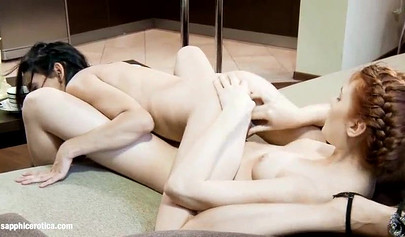 Zwei Freundinnen treffen sich auf einen Kaffee und haben anschließend auch lesbischen Sex.