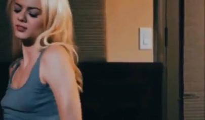 Babe abre las piernas y deja que le laman su pequeño y apretado coño mientras intenta no gritar.