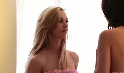 Muhteşem bir vajinaya sahip kadın, kız arkadaşının deliğini olabildiğince sert bir şekilde ovuyor.