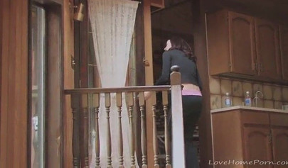 黒人美女がガールフレンドを前かがみにさせて、濡れたきつい穴を突き始める