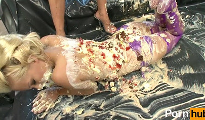 Hot chicks practice erotic cake fetish and enjoy it