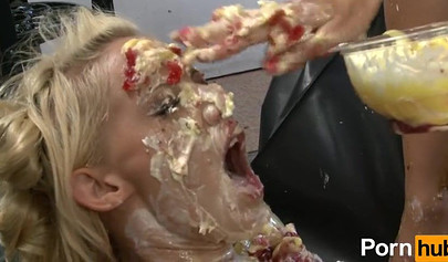 Hot chicks practice erotic cake fetish and enjoy it