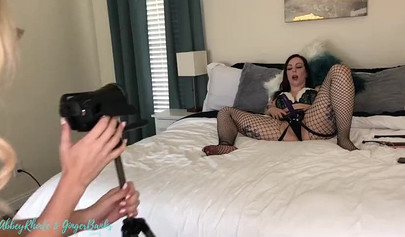 Tattooed brunette in fishnets has fun with a nerdy blonde