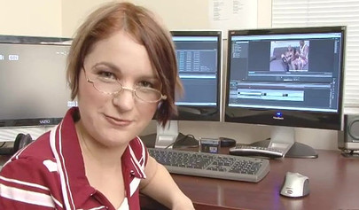Una lesbiana nerd saca los juguetes sexuales y comienza a lamer el coño de su novia.