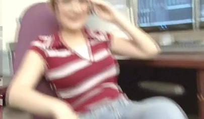 Una lesbiana nerd saca los juguetes sexuales y comienza a lamer el coño de su novia.