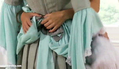 レズビアンたちはゆっくりと互いの服を脱がせ、それから指で互いの穴を愛撫する。