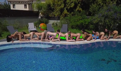Un gruppo di lesbiche si diverte in piscina mentre si toccano e si stuzzicano le vagine.