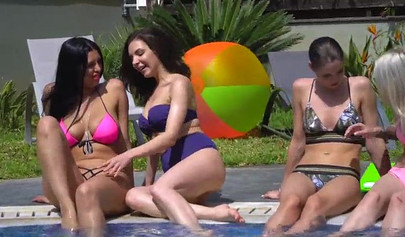Un gruppo di lesbiche si diverte in piscina mentre si toccano e si stuzzicano le vagine.