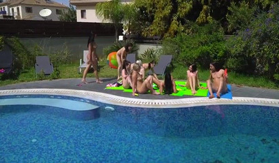 Un gruppo di lesbiche si diverte in piscina mentre si toccano e si stuzzicano le vagine.