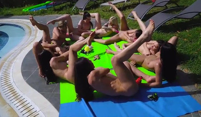Un gruppo di lesbiche si diverte in piscina mentre si toccano e si stuzzicano le vagine.