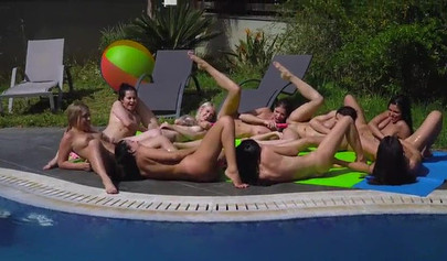 Un gruppo di lesbiche si diverte in piscina mentre si toccano e si stuzzicano le vagine.