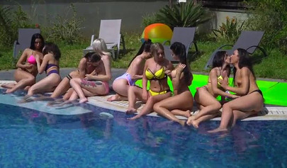 Un gruppo di lesbiche si diverte in piscina mentre si toccano e si stuzzicano le vagine.