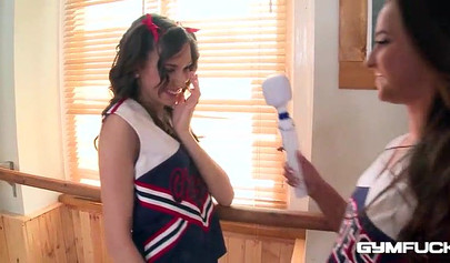 Le cheerleader lesbiche hanno forti orgasmi mentre giocano con le loro vagine strette