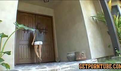 As lésbicas tiram lentamente suas roupas antes de chupar suas vaginas pequenas e apertadas.