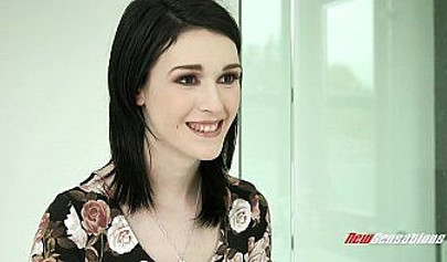 女同性恋者们进行了一场充满粗暴指交和异国情调拳交的火辣性爱。