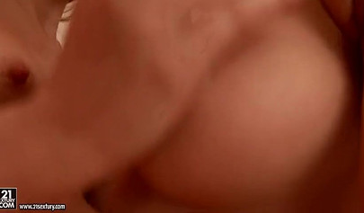 Lezbiyenler anüsleriyle oynuyorlar ve zevk için dev bir dildo kullanıyorlar.