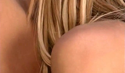 Glamouröse blonde Lesben in sexy Dessous benutzen Dildos, nachdem sie sich gegenseitig mit den Fingern befriedigt haben.
