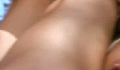 Glamouröse blonde Lesben in sexy Dessous benutzen Dildos, nachdem sie sich gegenseitig mit den Fingern befriedigt haben.