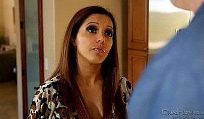 Развратная брюнетка-лесбиянка и её блондинка-подруга наслаждаются большим членом втроём.