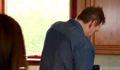 Развратная брюнетка-лесбиянка и её блондинка-подруга наслаждаются большим членом втроём.