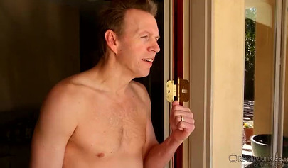 Развратная брюнетка-лесбиянка и её блондинка-подруга наслаждаются большим членом втроём.