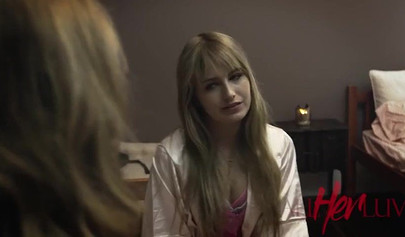 Junge und verspielte blonde Lesben necken sich gegenseitig, bevor sie sich durch Lecken zu heftigen Orgasmen bringen.