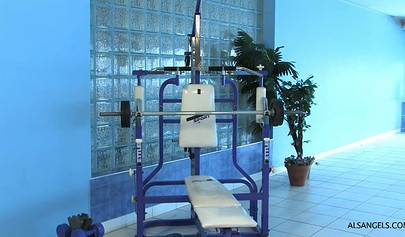 Fit, esmer, dolgun göğüslü kadın, lezbiyen seksin tadını çıkarmadan önce spor salonunda egzersiz yapıyor.