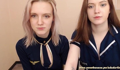 Deux lesbiennes se retrouvent et l'une d'elles lèche très bien la chatte de l'autre.