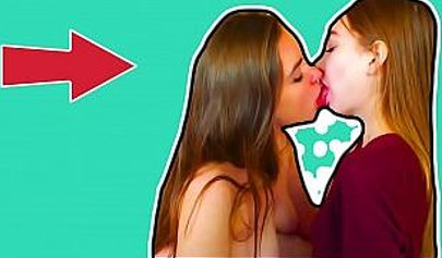 Lesbische Studentinnen haben sinnlichen Sex, bevor sie sich langsam und zärtlich gegenseitig befriedigen.