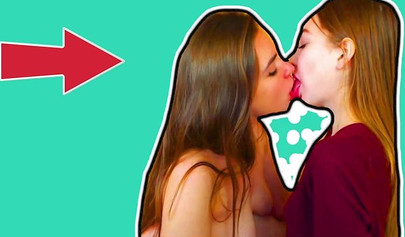 Lesbische Studentinnen haben sinnlichen Sex, bevor sie sich langsam und zärtlich gegenseitig befriedigen.