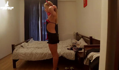 Duas garotas lésbicas têm uma sessão de sexo selvagem que inclui um enorme strap-on para diversão.