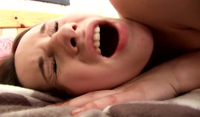 Lambendo e dedilhando a buceta dessas lésbicas gostosas e safadas que adoram isso.