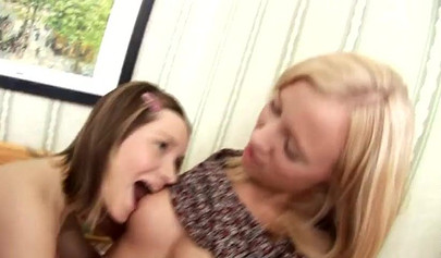 Lambendo e dedilhando a buceta dessas lésbicas gostosas e safadas que adoram isso.