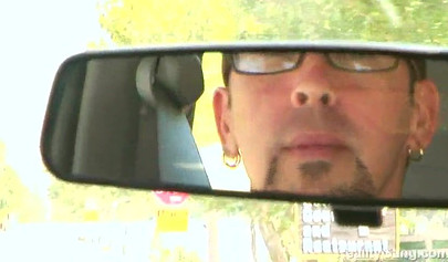 Reife und erfahrene blonde Lesbe vögelt eine jüngere Frau auf dem Rücksitz eines Autos