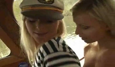 Blonde lesbische Kapitänin wird von ihrer Freundin verführt und im Boot hart gefickt