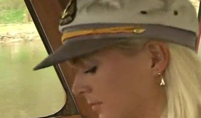 Blonde lesbische Kapitänin wird von ihrer Freundin verführt und im Boot hart gefickt