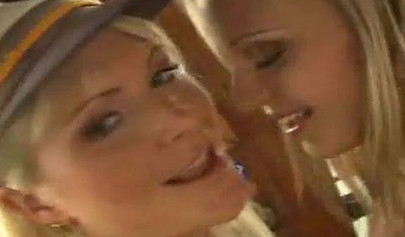 Blonde lesbische Kapitänin wird von ihrer Freundin verführt und im Boot hart gefickt