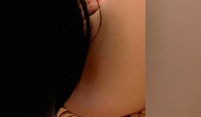 Erotik iç çamaşırları giyen azgın lezbiyen kadınlar, birbirlerini orgazma ulaştırmak için vibratör kullanıyorlar.