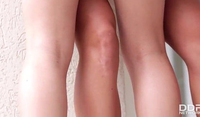 Glamouröse blonde Lesben in sexy Dessous lecken und reiben sich gegenseitig aneinander bis zum Orgasmus.