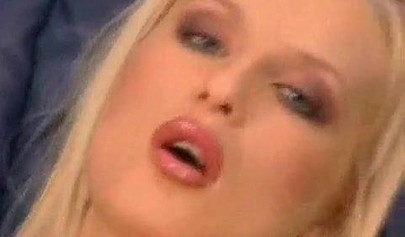 Eine glamouröse blonde Lesbe befriedigt sich abwechselnd mit ihrer Freundin.