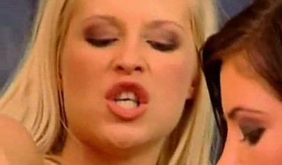 Eine glamouröse blonde Lesbe befriedigt sich abwechselnd mit ihrer Freundin.