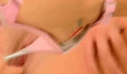 Eine glamouröse blonde Lesbe befriedigt sich abwechselnd mit ihrer Freundin.