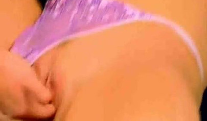 Eine glamouröse blonde Lesbe befriedigt sich abwechselnd mit ihrer Freundin.