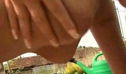 ग्रामीण इलाकों में कामुक लेस्बियन महिलाएं नग्न होकर सेक्स खिलौनों के साथ जमकर सेक्स करती हैं।