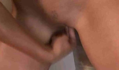 Blonde und brünette Lesben schieben ihre Finger tief in ihre Löcher